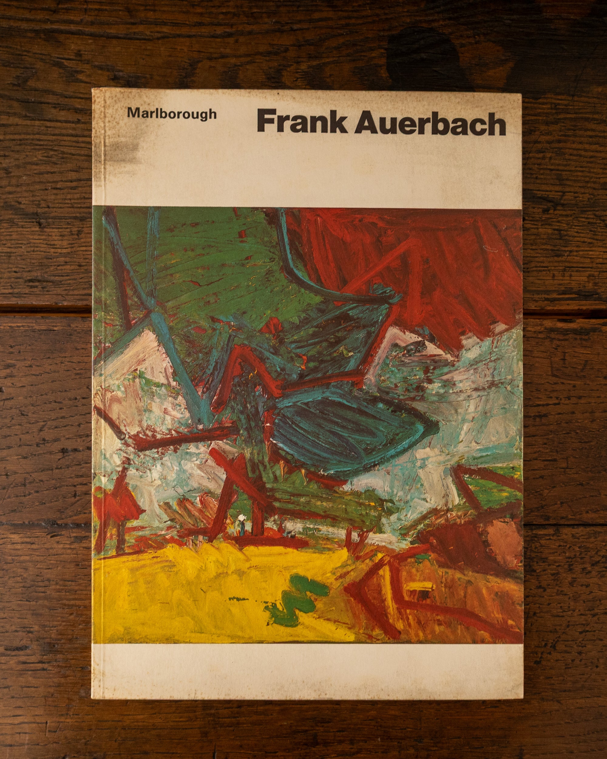 Book cover of 'Frank Auerbach' with abstract art design on a dark wooden surface
